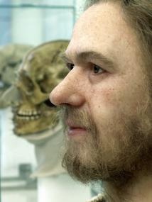 Exakte Wissenschaft: Pariser Gerichtsmediziner haben einem der ersten Bauern in Westfalen sein Gesicht zurückgegeben. Sie rekonstruierten es aus einem Schädel, den Archäologen in einem Großsteingrab bei Warburg aus der Zeit um 4.000 v. Chr. gefunden haben.<br>Foto: LWL/Brentführer.<br />
