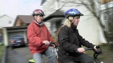 Wegen eines Impfschadens ist Michelle blind, das LWL-Versorgungsamt ermöglicht ihr ein möglichst selbstständiges Leben, zudem auch Fahrradtouren auf einem Spezialtandem gehören. Foto: LWL