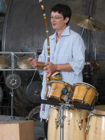 Die Percussionistin Michaele Mohr tritt mit ihren Instrumenten in der Maschinenhalle des Schiffshebewerks auf.<br>Foto: LWL<br />
