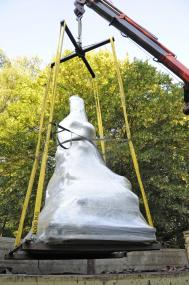 Das eingehüllte Kriegerdenkmal beim Abtransport in Bochum-Laer.<br>Foto: LWL/Hudemann<br />
