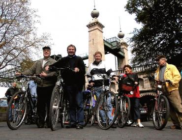 Die historische Radtour zur Künstlerzeche ¿Unser Fritz¿ startet vor den Oberhaupttürmen des LWL-Industriemuseum Schiffshebewerk Henrichenburg.<br>Foto: LWL <br />