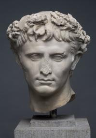 Marmorporträt des Kaisers Augustus mit Eichenlaubkranz. <br>© Staatliche Antikensammlung und Glyptothek München.<br />