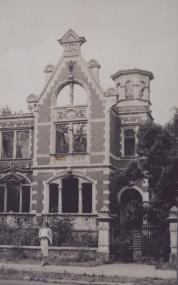 Irmgard Cohen-Blühdorn vor der ausgebrannten Villa ihrer Eltern in der Bahnhofstraße in Bocholt, 1952. <br>Foto: Stadtarchiv Bocholt, Sammlung Westerhoff<br />
