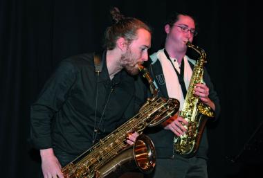 Nicolas Lesaint und Théo Ferrari im Glaturm der Glashütte Gernheim. <br>Foto: LWL/Martin Holtappels<br />