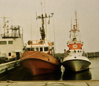 Die Seenotkreuzer STOLERA (links, DDR) und G. KUCHENBECKER (DGzRS) 1990 längsseits in DDR-Gewässern.<br>Foto: DGzRS<br />