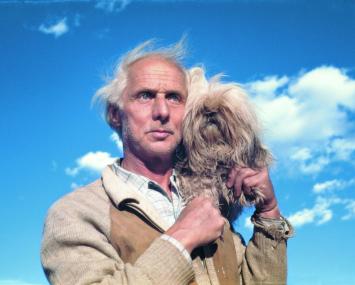 Max Ernst mit seinem Hund Katchina.<br>Foto: Dorothea Tanning<br />