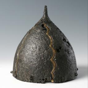 Prunkstück der Meinwerk-Ausstellung im Museum in der Kaiserpfalz: ein Paradehelm aus dem 10. oder 11. Jahrhundert.<br>Foto: Pécs, Janus Pannonius Múzeum.<br />