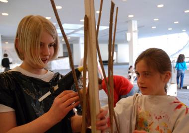 Am bildschönen Samstag fühlen sich Kinder kreativ in die Welt eines Künstlers ein. <br>Foto: LWL<br />