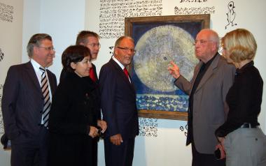 Die Stiftung Kunst³ des LWL-Landesmuseums freut sich über das neueste prominente Mitglied: Peter Schamoni (2. v. r.): Erster Landesrat Dr. Fritz Baur, Museumsdirektor Dr. Hermann Arnhold, Dr. Barbara Huygen, Reinhard Horstmann, Isabella Lohmann (Stiftung Kunst³) (v.l.n.r.).<br>Foto: LWL<br />