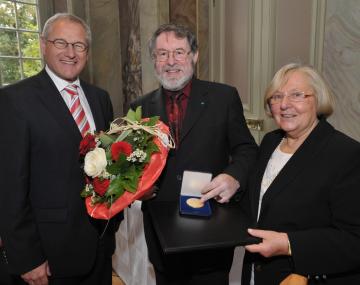 LWL-Direktor Dr. Wolfgang Kirsch (l.) und Vorsitzende der LWL-Landschaftsversammlung Maria Seifert (r.) verliehen Dieter Gebhard die Freiherr-vom-Stein-Medaille in Gold. <br>Foto: LWL<br />