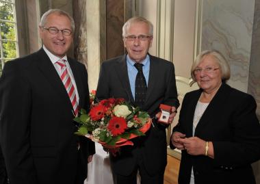 LWL-Direktor Dr. Wolfgang Kirsch (l.) und Vorsitzende der LWL-Landschaftsversammlung Maria Seifert (r.) verliehen Lutz Dworzak den LWL-Ehrenring.<br>Foto: LWL<br />