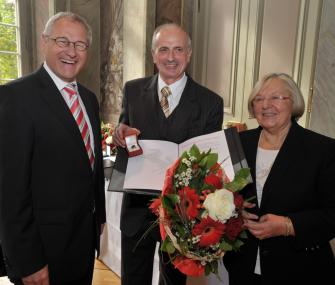 LWL-Direktor Dr. Wolfgang Kirsch (l.) und Vorsitzende der LWL-Landschaftsversammlung Maria Seifert (r.) verliehen Friedrich Klanke den LWL-Ehrenring.<br>Foto: LWL<br />