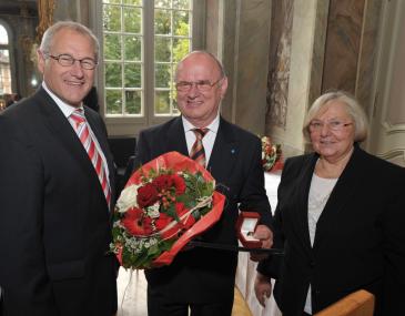 LWL-Direktor Dr. Wolfgang Kirsch (l.) und Vorsitzende der LWL-Landschaftsversammlung Maria Seifert (r.) verliehen George Zeich den LWL-Ehrenring.<br>Foto: LWL<br />