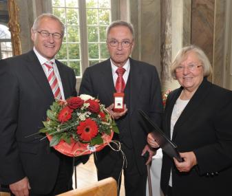 LWL-Direktor Dr. Wolfgang Kirsch (l.) und Vorsitzende der LWL-Landschaftsversammlung Maria Seifert (r.) verliehen Heinz Steffen den LWL-Ehrenring.<br>Foto: LWL<br />