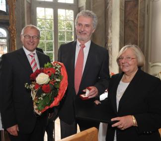 LWL-Direktor Dr. Wolfgang Kirsch (l.) und Vorsitzende der LWL-Landschaftsversammlung Maria Seifert (r.) verliehen Herman Päuser den LWL-Ehrenring.<br>Foto: LWL<br />