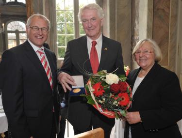 LWL-Direktor Dr. Wolfgang Kirsch (l.) und Vorsitzende der LWL-Landschaftsversammlung Maria Seifert (r.) verliehen Heinrich Consbruch die Freiherr-vom-Stein-Medaille in Gold.<br>Foto: LWL<br />