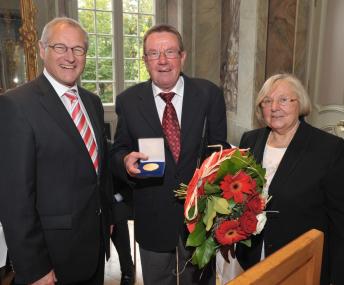 LWL-Direktor Dr. Wolfgang Kirsch (l.) und Vorsitzende der LWL-Landschaftsversammlung Maria Seifert (r.) verliehen Roland Trottenburg die Freiherr-vom-Stein-Medaille in Gold. <br>Foto: LWL<br />