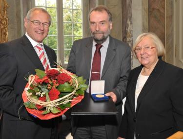 LWL-Direktor Dr. Wolfgang Kirsch (l.) und Vorsitzende der LWL-Landschaftsversammlung Maria Seifert (r.) verliehen Peter Worbs die Freiherr-vom-Stein-Medaille in Gold. <br>Foto: LWL<br />