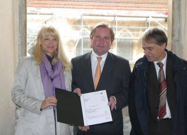NRW-Bau- und Verkehrsminister Lutz Lienenkämper (Mitte) überreicht den Zuwendungsbescheid für den 2. Bauabschnitt im LWL-Landesmuseum für Klosterkultur an die LWL-Kulturdezernentin Dr. Barbara Rüschoff-Thale und Museumsleiter Dr. Martin Kroker (r.). <br>Foto: LWL/Maria Tillmann<br />