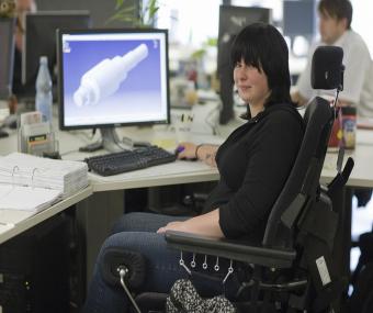 Die Auszubildende Alessa Schuberth aus Plettenberg zeigt auf der Rehacare ihren Ausbildungsplatz zur CAD-Zeichnerin.<br>Foto: LWL<br />