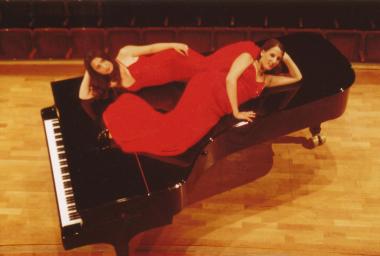 ¿Die Funtasten¿ (Jennifer Rüth und Isabel Engelmann) spielen in der Maschinenhalle des Schiffshebewerk Henrichenburg. <br>Foto: Cecile Gardot<br />