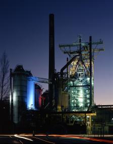 Bei Nacht bietet der beleuchtete Hochofen der Henrichshütte  besonders reizvolle Fotomotive. <br>Foto: LWL/Hudemann<br />