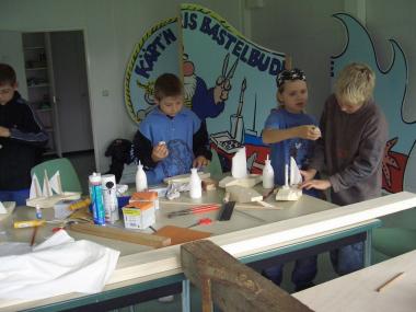 Kinder basteln im LWL-Industriemuseum Schiffshebewerk Henrichenburg.<br>Foto: LWL<br />