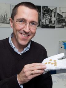 LWL-Chefarchäologe Prof. Dr. Michael M. Rind freut sich über einen besonderen Fund in Westfalen. <br>Foto: LWL/S. Brentführer<br />