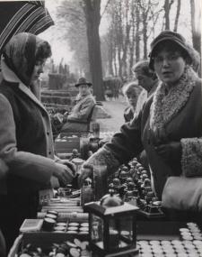 Verkaufsstand für Grableuchten an Allerseelen. Zentralfriedhof Münster 1959. <br>Foto: V.K. Schmitz<br />