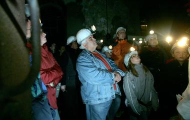 Führung im Schein der Grubenlampe.<br>Foto: LWL/Walter Fischer<br />