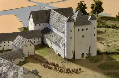 Die Bauten Meinwerks rund um den Dom im Modell im Museum in der Kaiserpfalz. Das Domkloster war ein länglicher Bau und schloss nördlich (hier links) an den Dom an, nun werden seine Überreste genauer erforscht. <br>Foto: A. Hoffmann<br />