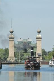 Der Dampfer ¿Cerberus¿, (hier vor den Oberhaupttürmen des Schiffshebewerks) und das Fahrgastschiff ¿Rheinfels¿ sind mit dabei, wenn der singende Schiffskorso vom Schiffshebewerk nach Gelsenkirchen unterwegs ist. <br>Foto: LWL<br />