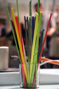 Auch Schmuck aus Glasperlen gehört zum Angebot beim Kunsthandwerkermarkt ¿ hier das Rohmaterial: farbige Glasstäbe. <br>Foto: LWL<br />