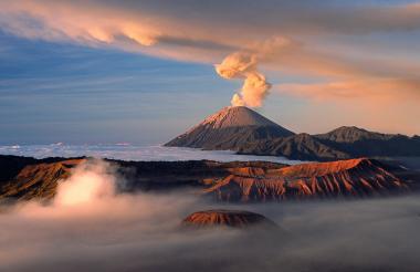 "Komplex-Vulkan" hat Daniela Szczepanski ihr Foto genannt. Zum Sonnenaufgang liegt noch der Frühnebel in der Tengger-Caldera in Indonesien. <br>Foto: Szczepanski<br />