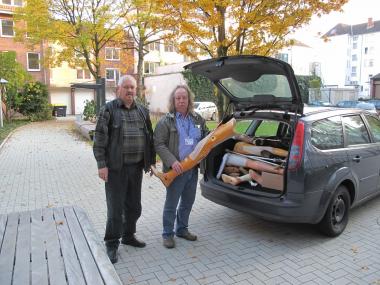 Udo Bäcker vom LWL-Versorgungsamt hat die orthopädischen Hilfen an Jürgen Jener (v. l.)  vom Friedensdorf übergeben. <br>Foto: LWL<br />