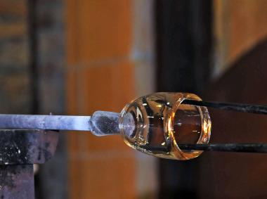 Wie vor 180 Jahren werden heute in Gernheim wieder Glaspokale hergestellt. <br>Foto: LWL/Holtappels