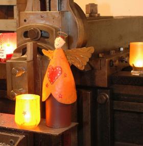 Hübsches für die Weihnachtszeit gibt es beim traditionellen Adventsmarkt im Textilmuseum in Bocholt. <br>Foto: LWL<br />