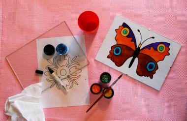 Malen auf Glas gehört zum kreativen Angebot des LWL-Industriemuseums. Am 12. Dezember können Kinder Gläser mit weihnachtlichen Motiven verzieren. <br>Foto: LWL<br />