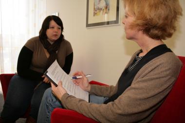 Marie Ruhose (li.) im Gespräch mit Petra Hunold, Ärztin in der Lippstädter Tagesklinik des Landschaftsverbandes Westfalen-Lippe.<br>Foto: LWL/Brinkmann <br />