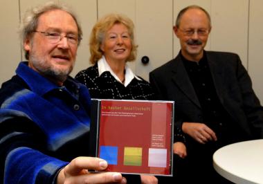 Wilfried Besser, Edith Linvers und Helmut Peters präsentieren literarische Texte im Schiffshebewerk Henrichenburg. <br>Foto: LWL<br />