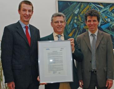 Freuten sich über die erfolgreiche Zertifizierung (v.l.): Prof. Dr. Thomas Reker, Ärztlicher Direktor der LWL-Klinik Münster, Dr. Fritz Baur, Stellvertretender LWL-Direktor, sowie Wieland Schäfer, Leiter der IT- Abteilung des LWL. <br>Foto: LWL<br />
