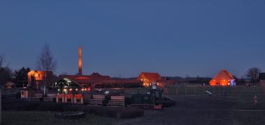 Stimmungsvoll beleuchtet präsentiert sich das LWL-Ziegeleimuseum den Besuchern zum Weihnachtsmarkt. <br>Foto: LWL/Holtappels<br />