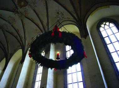 Ein großer Adventskranz sorgt für den Schmuck in der Dalheimer Klosterkirche. Seine Kerzen werden an den Adventssonntagen um 15.30 Uhr entzündet.<br>Foto: LWL/Tillmann<br />