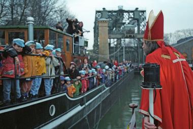 ¿Nikolaus¿ Horst Borrieß, evangelischer Schifferpastor, kommt mit der historischen Barkasse zu den Kindern ins LWL-Industriemuseum Schiffshebewerk Henrichenburg.  <br>Foto: LWL<br />