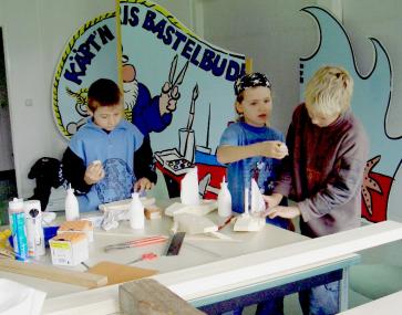 Kinder basteln im LWL-Industriemuseum Schiffshebewerk Henrichenburg. <br>Foto: LWL<br />