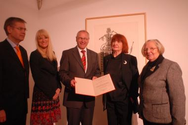 LWL-Direktor Dr. Wolfgang Kirsch (3.v.l.) hat den Konrad-von-Soest-Preis an die Künstlerin Rune Mields (4.v.l.) verliehen. Mit ihnen freuen sich Dr. Hermann Arnhold  (l.), Leiter des LWL-Landesmuseum für Kunst und Kulturgeschichte, LWL-Kulturdezernentin Dr. Barbara Rüschoff-Thale (2.v.l.) und Maria Seifert (r.), Vorsitzende der Landschaftsversammlung Westfalen-Lippe. <br>Foto: LWL<br />
