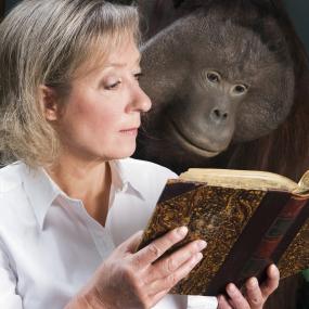 Beate Reker serviert ein ¿Darwin Kompott¿ in der Evolutionsausstellung im LWL-Museum für Naturkunde.<br>Foto: LWL/Oblonczyk<br />
