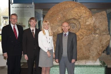 LWL-Kulturdezernentin Dr. Barbara Rüschoff-Thale (2.v.r.) und LWL-Museumsdirektor Dr. Alfred Henricks (r.) informierten die Landtagsabgeordneten Prof. Dr. Thomas Sternberg (l.) und Dr. Michael Brinkmeier (2.v.l.)auch anhand des Riesenammoniten über die Arbeit der Paläontologischen Bodendenkmalpflege.<br>Foto: LWL/Oblonczyk<br />