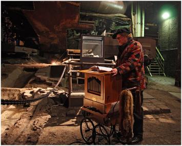 Ulrich Pätzold-Jäger mit seiner Drehorgel in der Abstichhalle. <br>Foto: Bernd Standke<br />