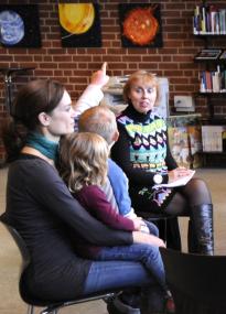 Sternenmärchen können interessierte Kinder zusammen mit Gabi Sutter (rechts) im LWL-Museum für Naturkunde erfinden.<br>Foto: LWL/Oblonczyk.<br />